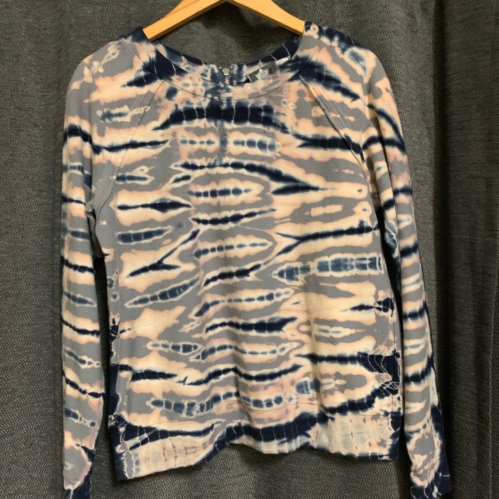 Cute sweatshirt with zipper detail on back